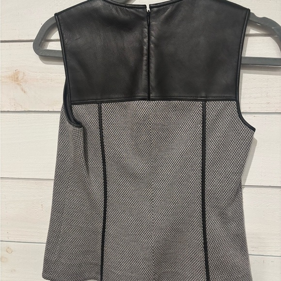 Theory Modern Seamed Shell
Leather Detailing Black and Gray in size 0 - Picture 13 of 14